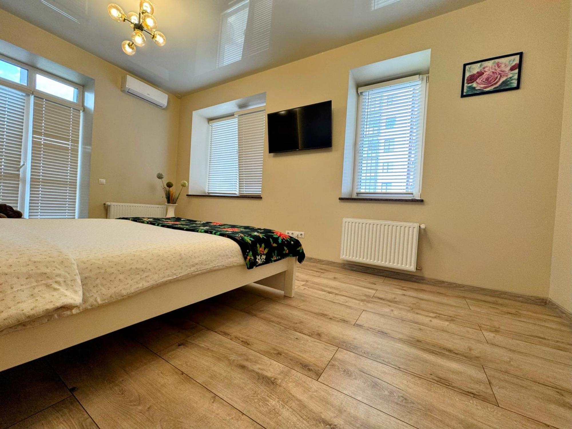 VIP Apartment: Spacious Central City Retreat Rivne Exterior photo